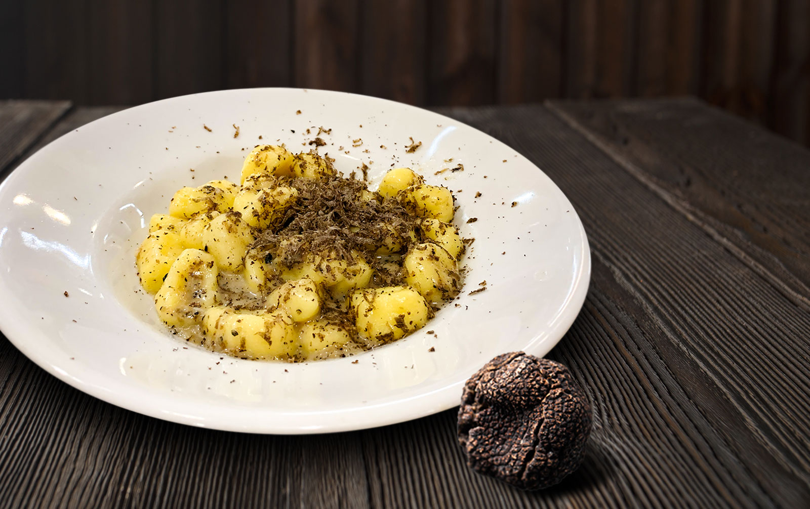 Gnocchi di patate con crema di parmigiano e tartufo nero fresco